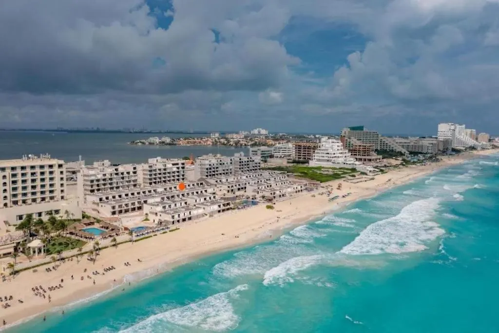 Cancun Hotel Zone - 2 Bedroom Beachfront, Bright And Spacious Apartment