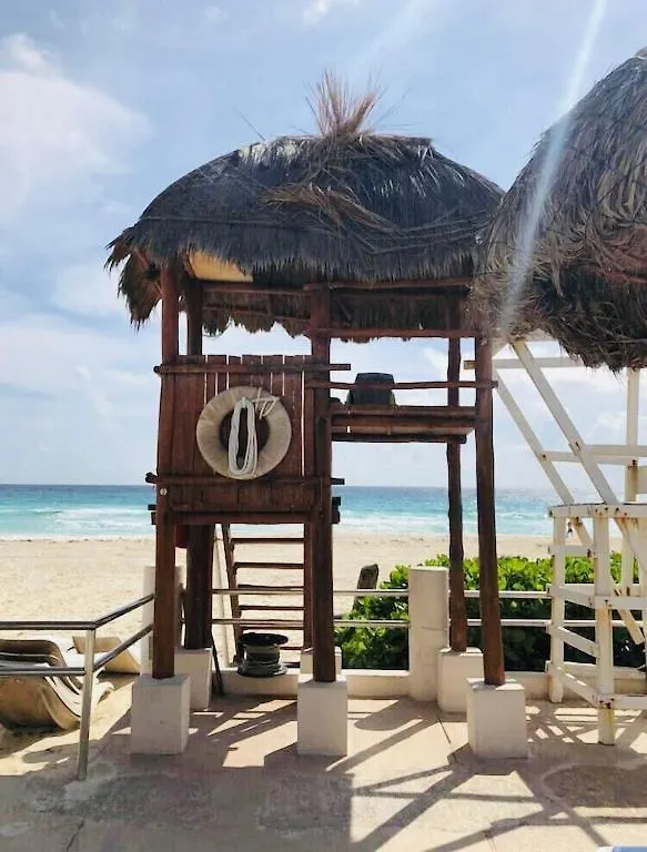 Cancun Hotel Zone - 2 Bedroom Beachfront, Bright And Spacious