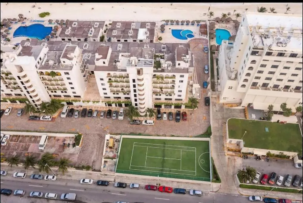 Cancun Hotel Zone - 2 Bedroom Beachfront, Bright And Spacious