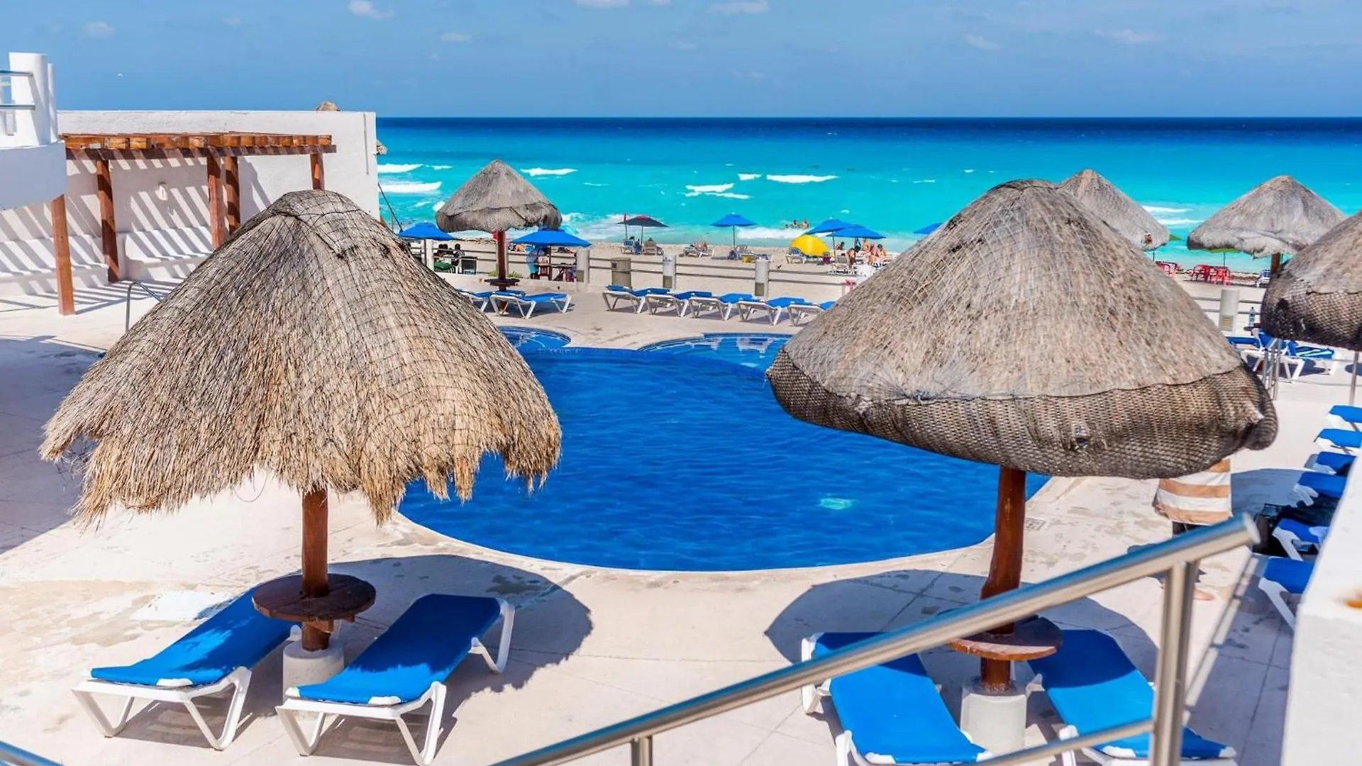 Cancun Hotel Zone - 2 Bedroom Beachfront, Bright And Spacious Apartment