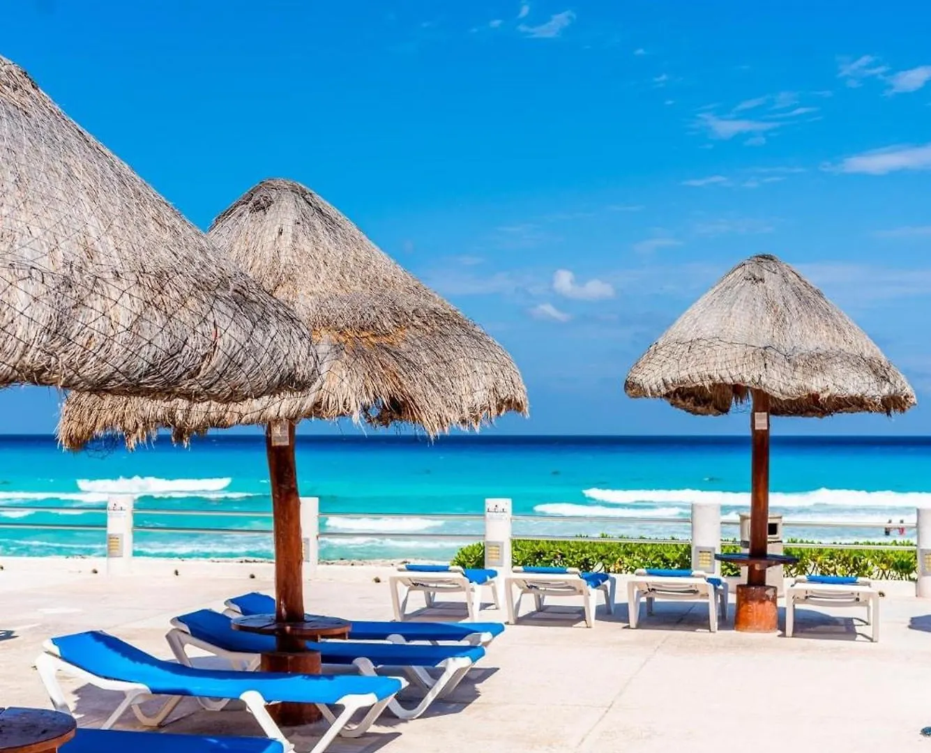 Cancun Hotel Zone - 2 Bedroom Beachfront, Bright And Spacious Apartment