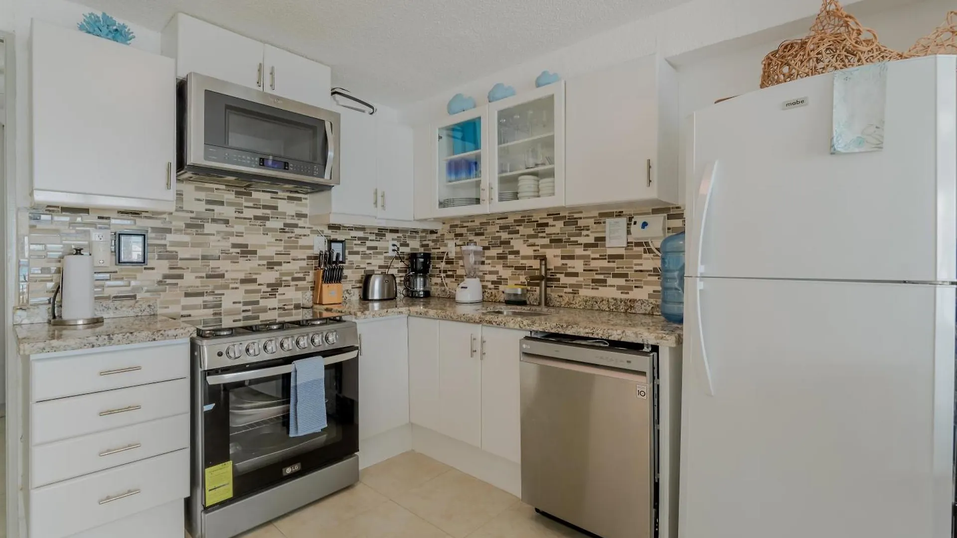 Cancun Hotel Zone - 2 Bedroom Beachfront, Bright And Spacious Apartment
