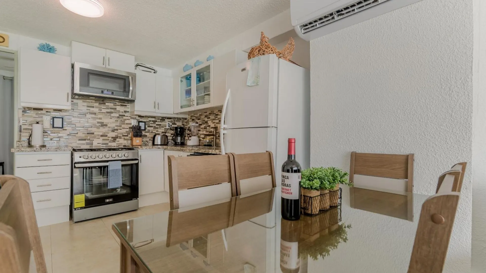 Cancun Hotel Zone - 2 Bedroom Beachfront, Bright And Spacious Apartment