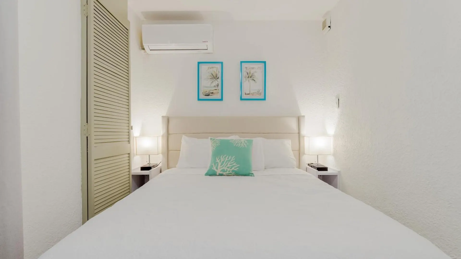 Cancun Hotel Zone - 2 Bedroom Beachfront, Bright And Spacious 0*,  Mexico